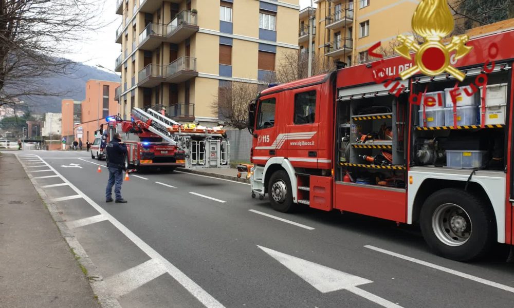 Via Ambrosoli, paziente soccorso dai vigili del fuoco