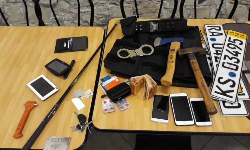 Como, egiziano nascondeva un arsenale in auto, bloccato e denunciato dai vigili