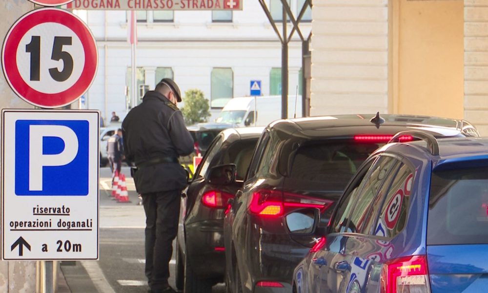 Stretta sui controlli e prime multe sul Lario, lunghe code alle dogane