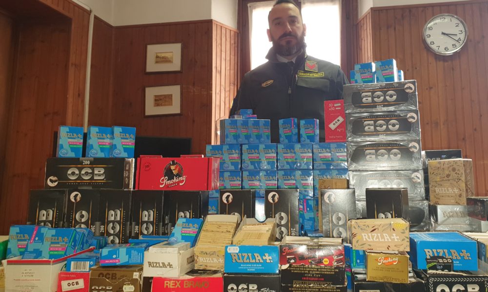 Controlli della Finanza a Villa Guardia e Faloppio. Sequestrati 150mila accessori per il tabacco