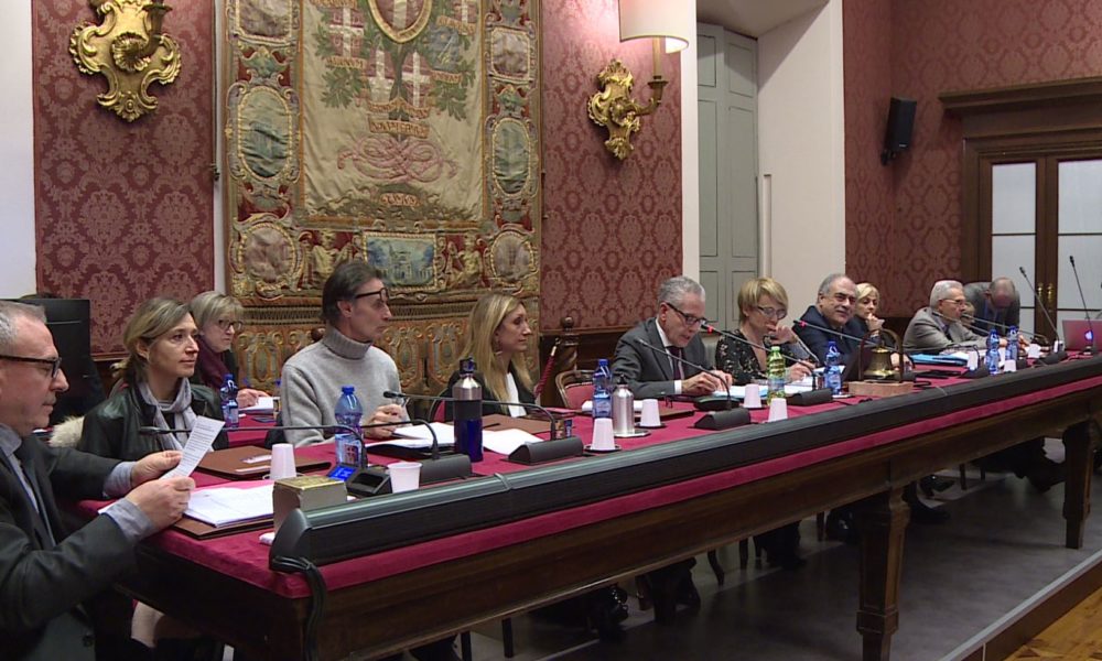 Consiglio comunale di Como, bilancio approvato. Annullate le altre sedute di marzo