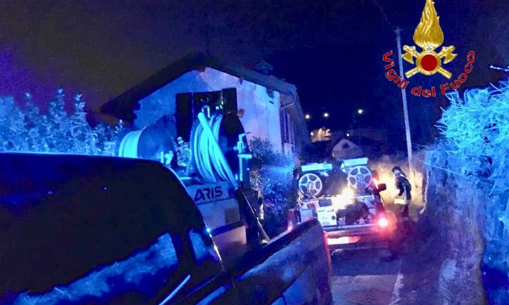 Tetto in fiamme ieri sera a Ponzate. Vigili del fuoco in azione per contenere il rogo