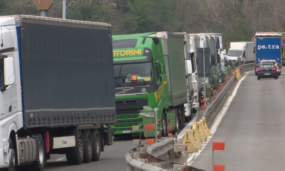 Tir in coda, caos alla dogana di Chiasso. Colato (Fai): “Potenziale pericolo per inevitabili assembramenti”