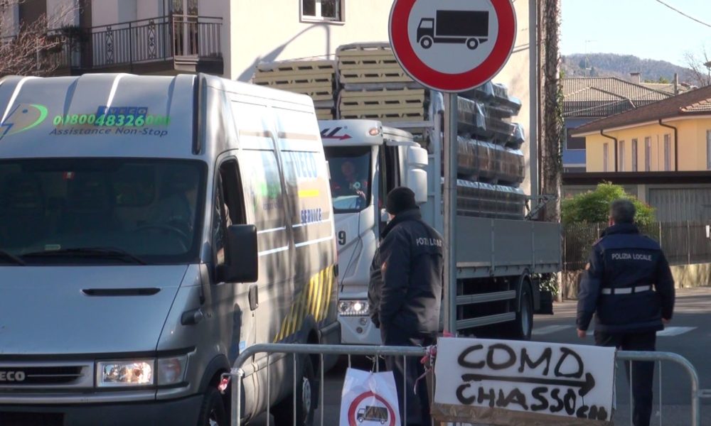 Mattina da dimenticare: traffico paralizzato a Como. Tir blocca la via XXVII Maggio, incidente in Napoleona