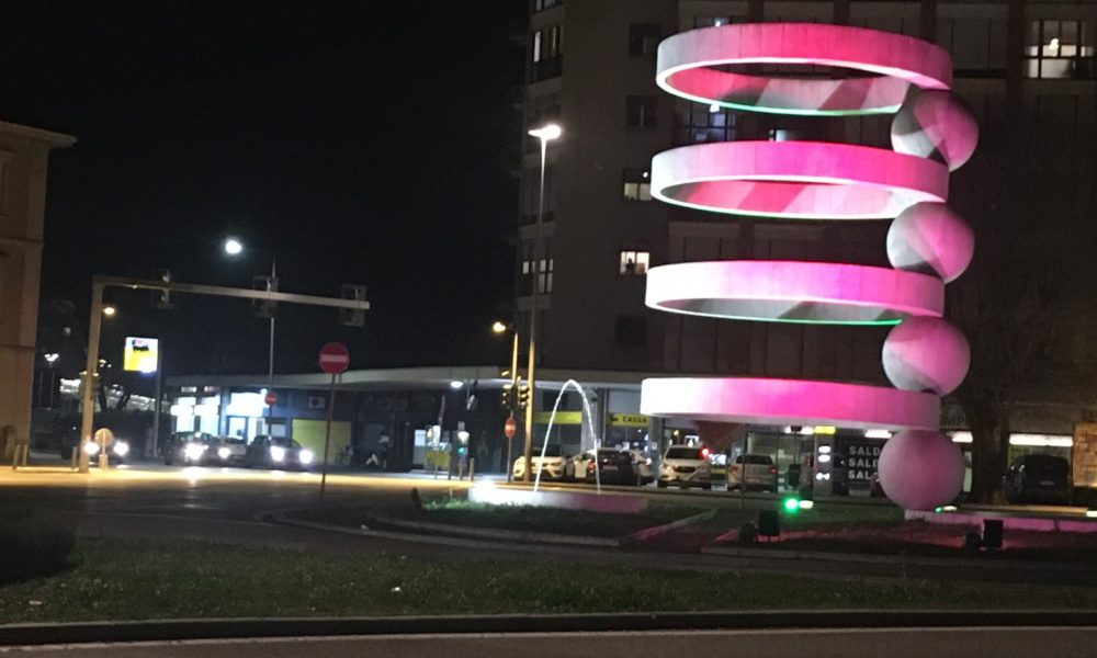 Emergenza coronavirus, la fontana di Camerlata illuminata con il tricolore