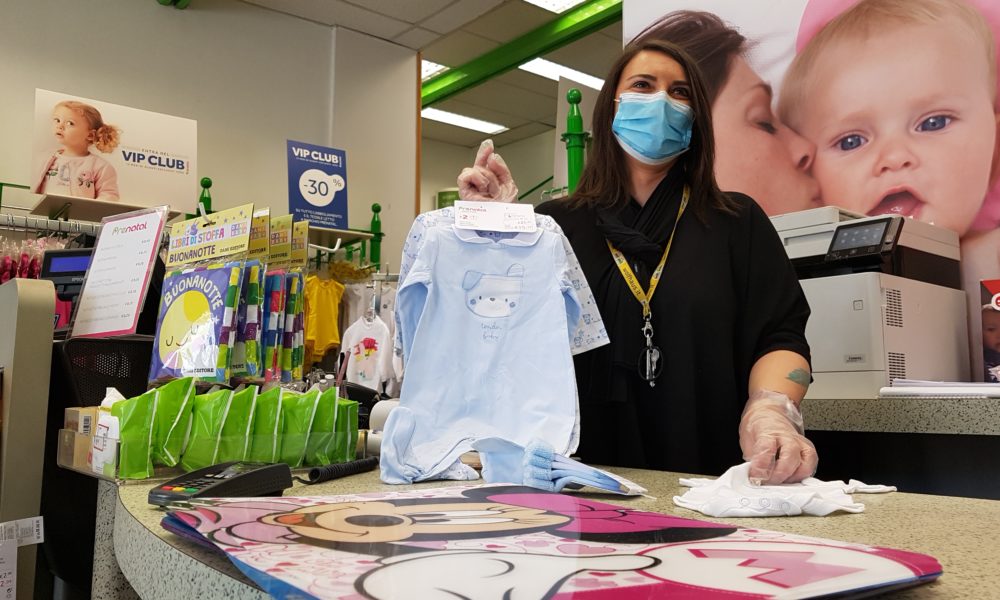 Riaprono i negozi per neonati e bambini, chiuse librerie e cartolerie
