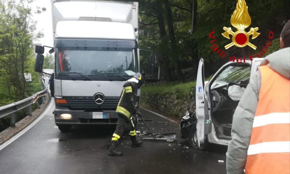 Dizzasco, scontro frontale tra due mezzi. Nessun ferito, lunghe code in mattinata