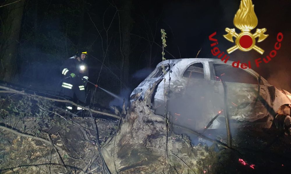 Bizzarone, auto in fiamme nella notte, soccorso un uomo
