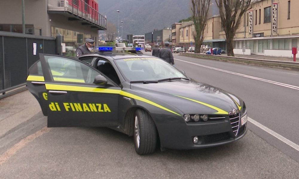 Lurate, finanzieri investiti da un’auto che forza un posto di blocco. Un arresto