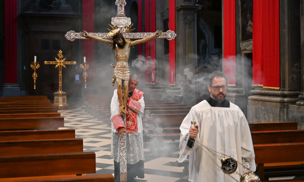 Il Crocifisso esposto in basilica per l’adorazione anche se a porte chiuse