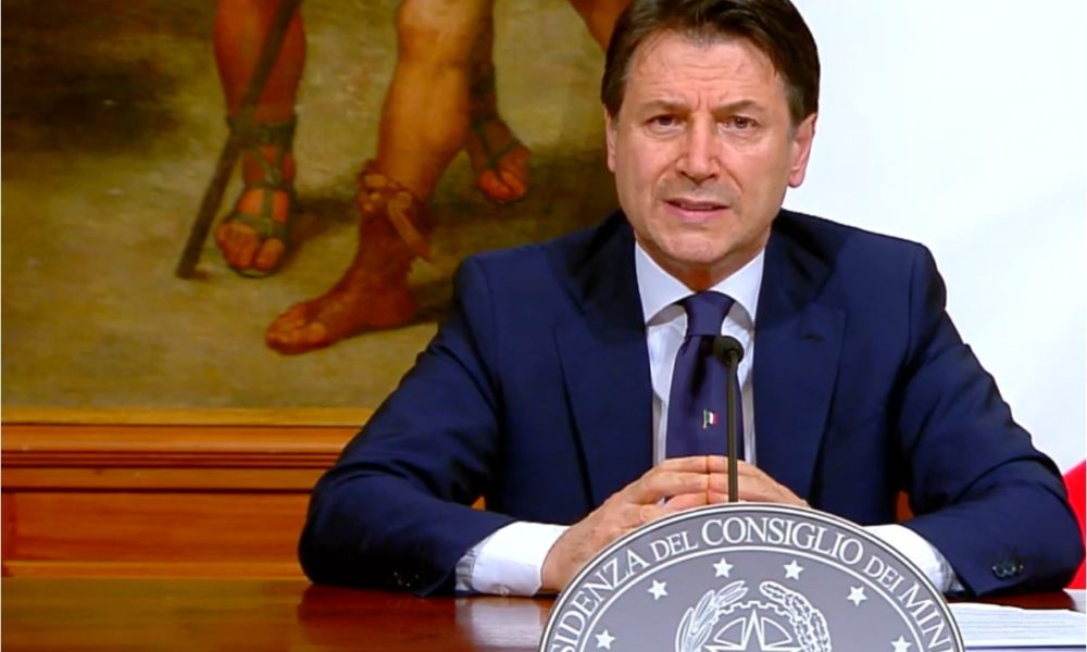 Conte, si riparte dal 4 maggio. Permesse passeggiate e visite ai parenti. I negozi aprono il 18 maggio