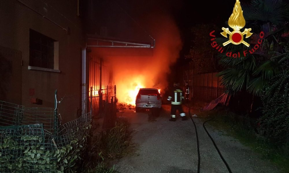 Como, tre macchine in fiamme, i pompieri salvano un cane
