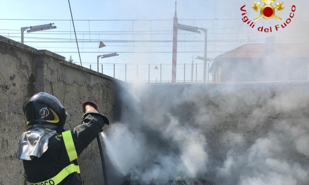 Grandate, sterpaglie in fiamme vicino alla ferrovia