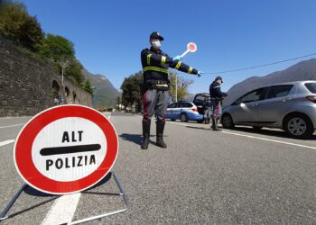 Un agente di polizia controlla le auto sul lago di Como durante il lockdown