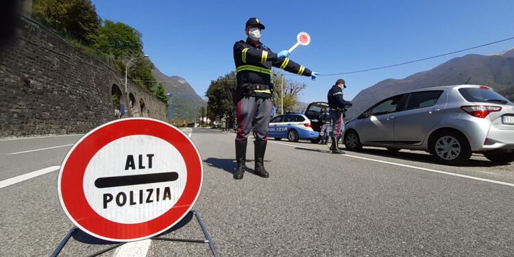 Un agente di polizia controlla le auto sul lago di Como durante il lockdown