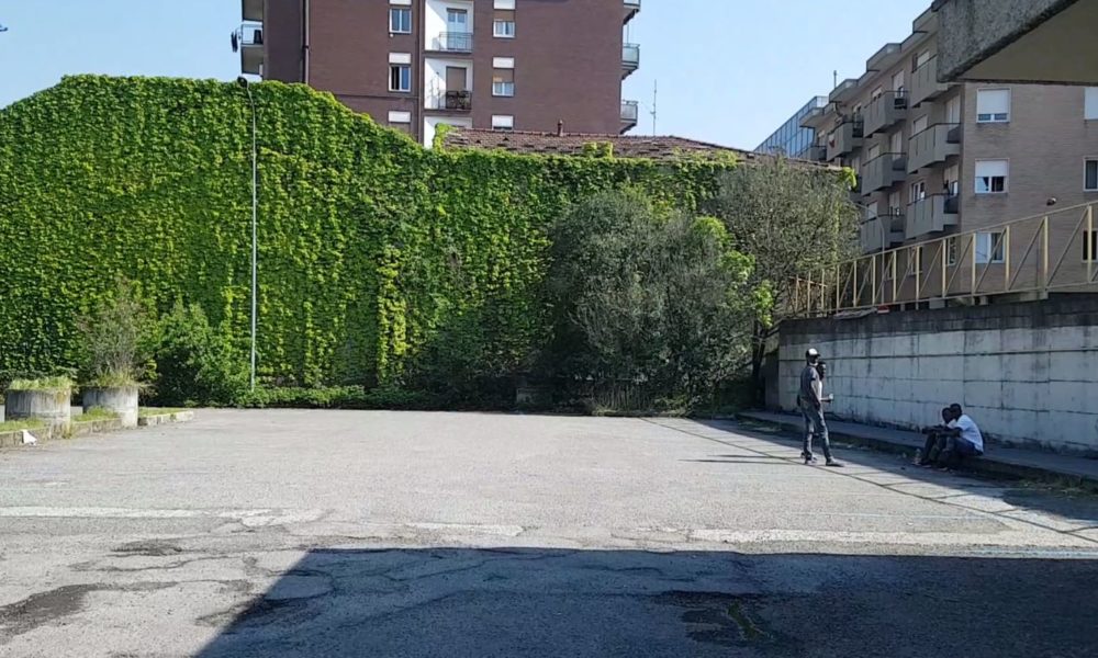 Via Sirtori, nuove segnalazioni di assembramenti anche all’autosilo