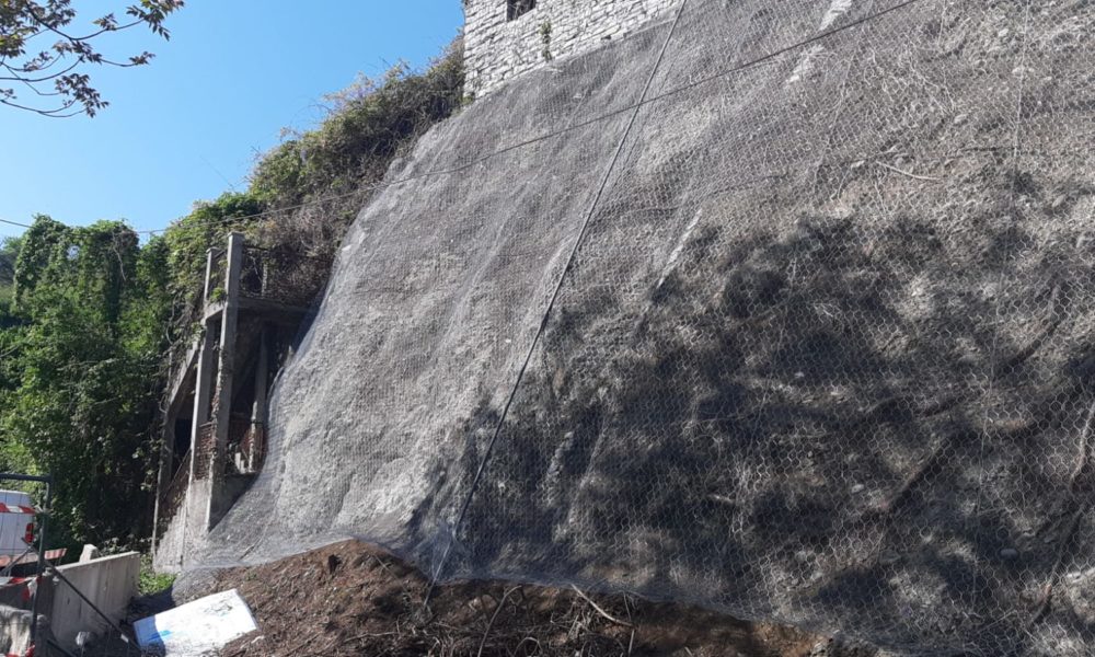 Via per San Fermo, prosegue la messa in sicurezza, posate le reti paramassi