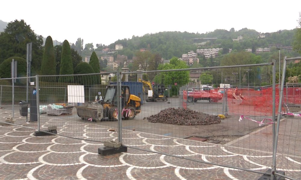 Cantieri in città, oggi operai al lavoro davanti a Villa Olmo