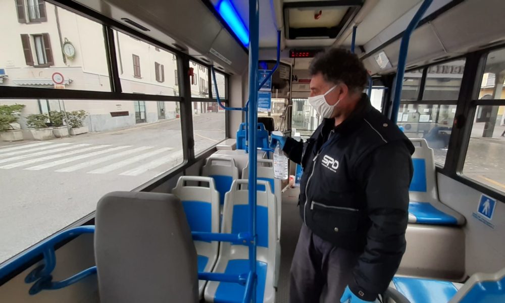 Como, sanificazione dei bus Asf al loro arrivo ai capolinea. Passeggeri ridotti dell’80% durante l’emergenza