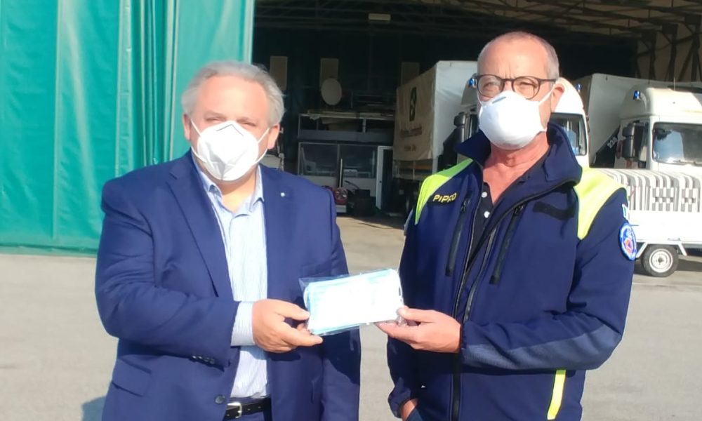 Mascherine per i tassisti comaschi, questa mattina a Erba la consegna