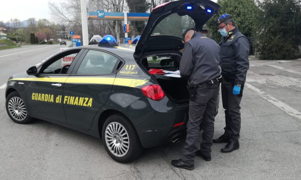L’auto non si ferma all’alt e scatta l’inseguimento. Latitante dal 2018, arrestato dai finanzieri