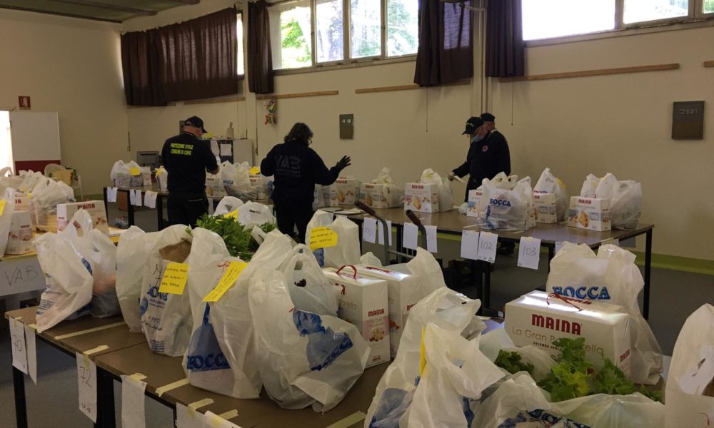 Generi alimentari distribuiti a più di cento famiglie comasche grazie ai volontari