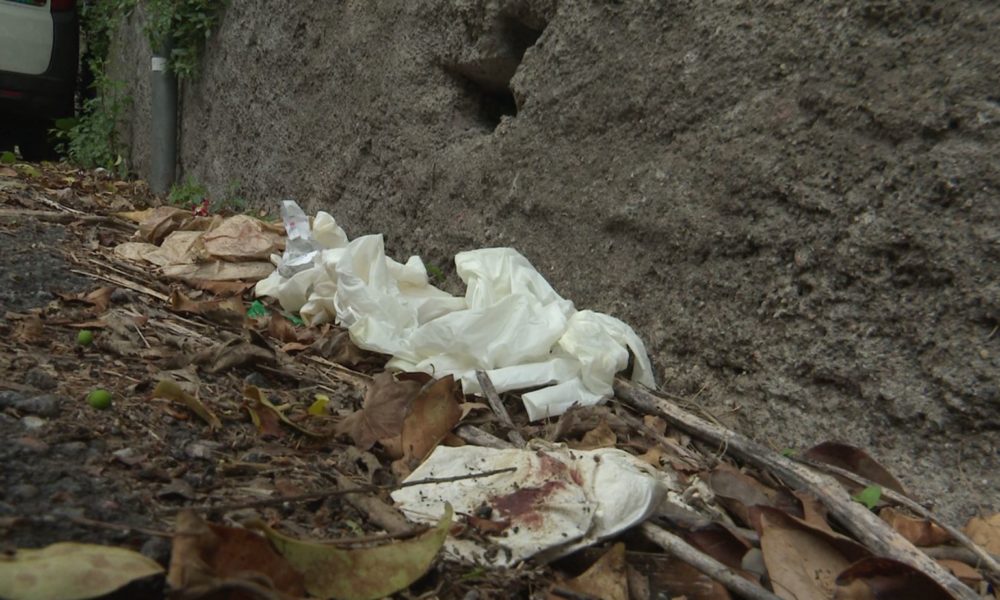 Como, la segnalazione da via Castel Carnasino: mascherine e guanti usati gettati a terra