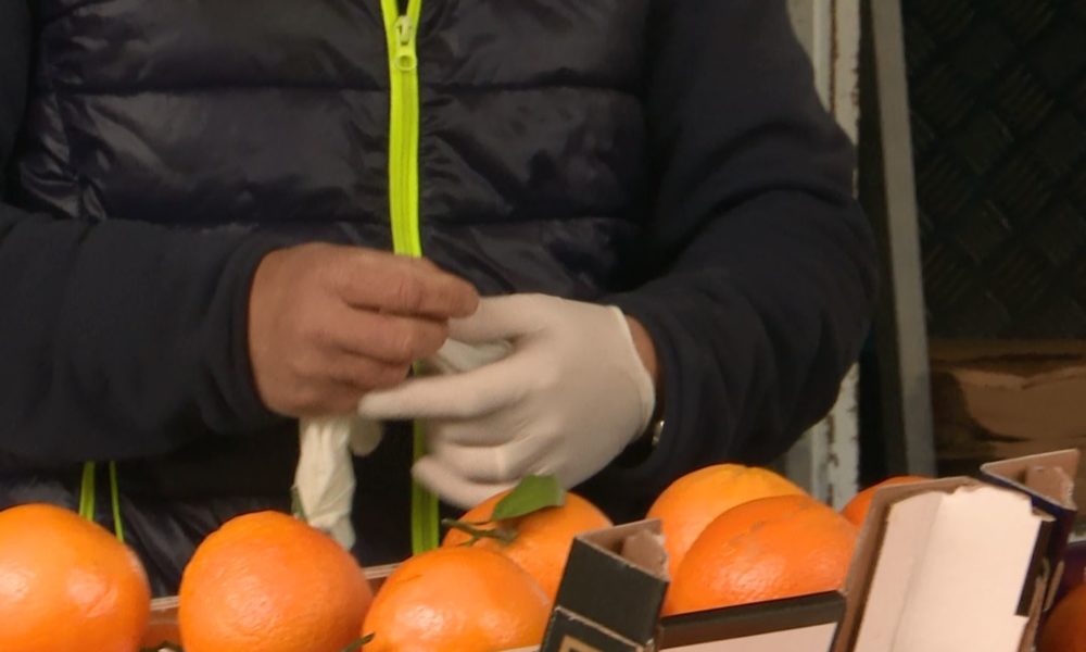 Mercati alimentari all’aperto. Da domani si riparte con le regole anti contagio, bancarelle a Cantù (Vighizzolo)