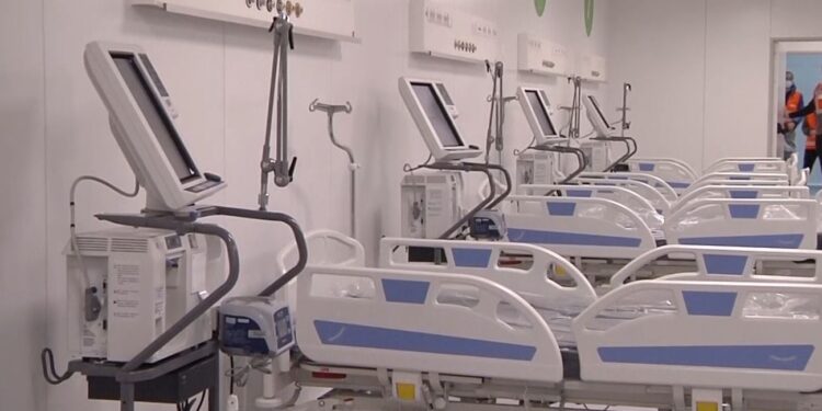 Lombardia 9.479 nuovi casi Covid, 482 nel Comasco foto: immagine letti ospedale in fiera
