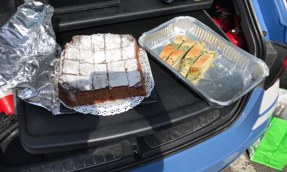 Statale Regina, dolci e biglietti per i poliziotti impegnati nei controlli