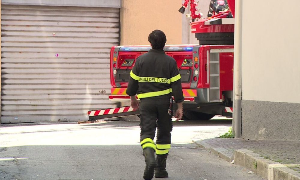 Como, tragedia in via Alciato, 53enne morto a terra, forse caduto dal tetto