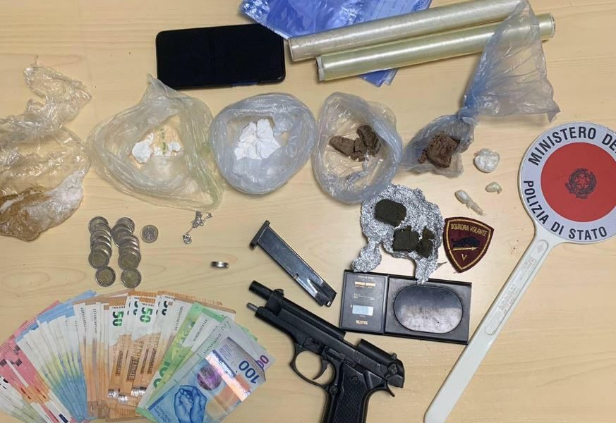 Nel borsello droga, soldi e una pistola scacciacani. 20enne arrestato per spaccio
