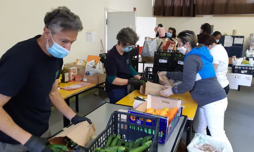 Centro operativo comunale di Como: generi alimentari distribuiti alle famiglie in difficoltà