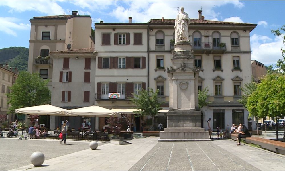 Como, ruba una borsa al tavolino del bar in piazza Volta e scappa: inseguito e fermato dai passanti