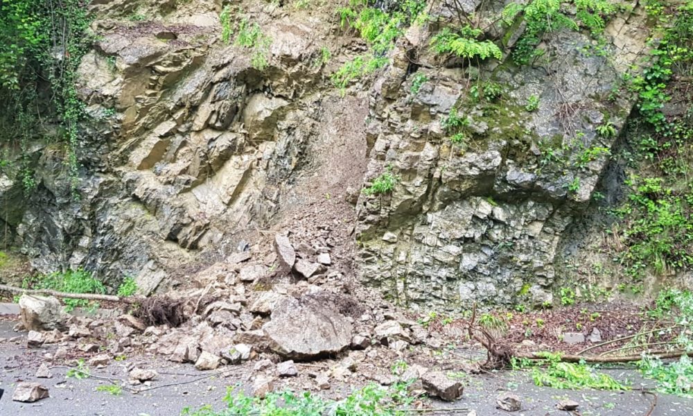 FOTO – Frana a Valsolda, senso unico alternato in via Volta