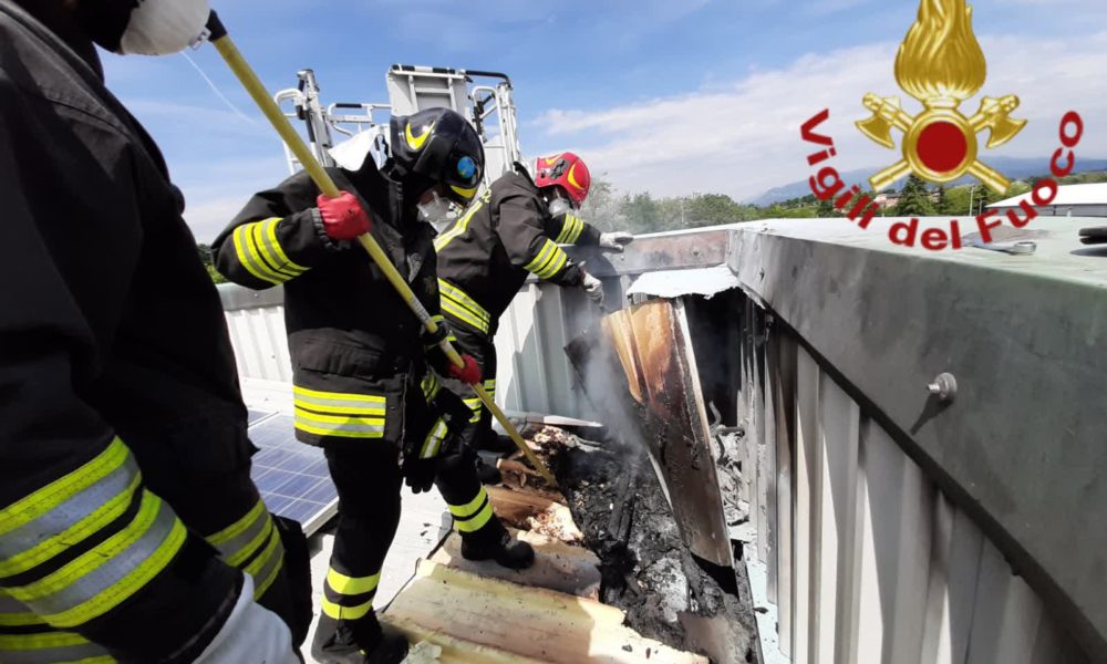 Guanzate, incendio sul tetto di un capannone in via Roma