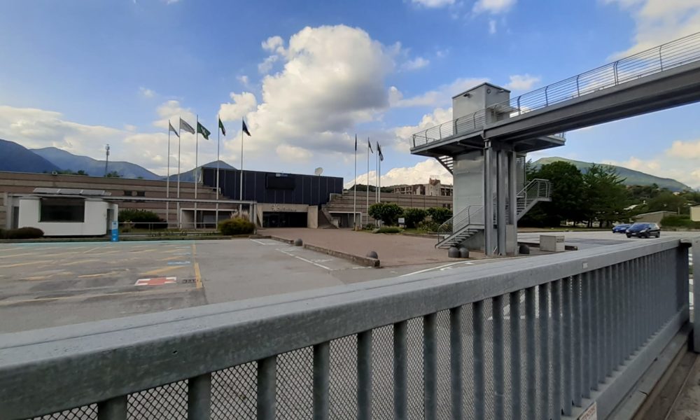 Convegno a Lariofiere  “in presenza”, tra polemiche e defezioni