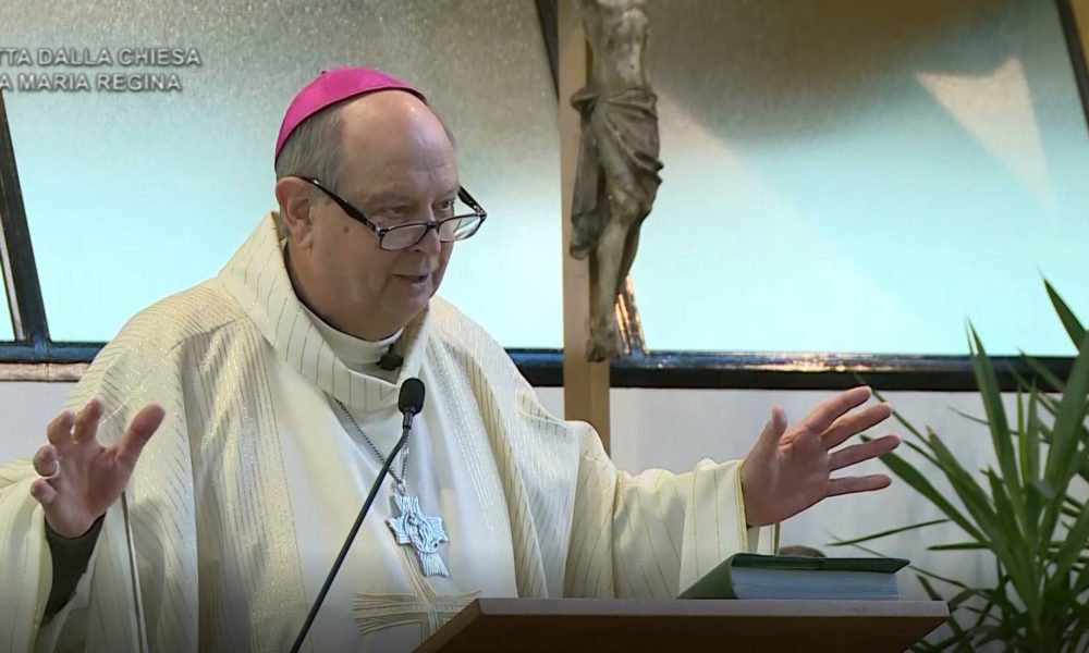 La messa in diretta dalla chiesa di Muggiò. Il vescovo: “Il giorno in cui ci vengono ridonati i volti”