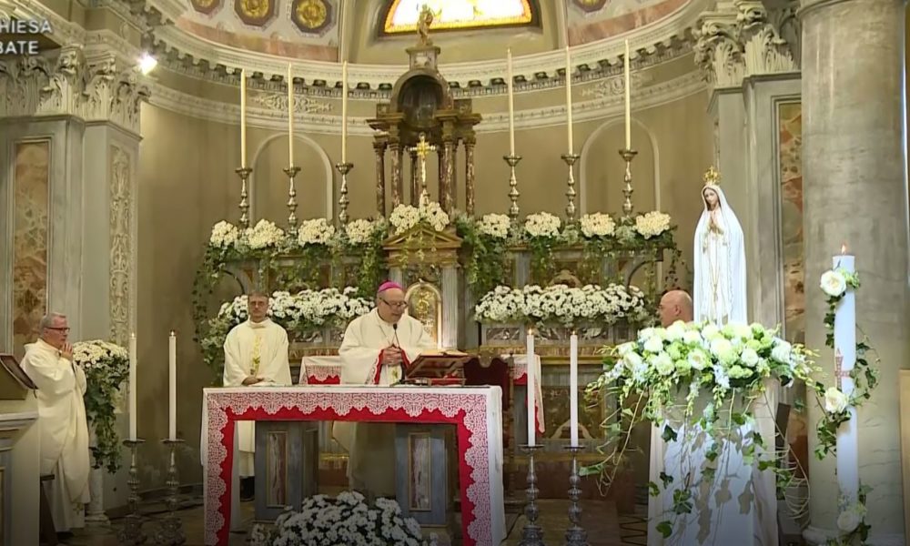 La messa in diretta da San Fedele Intelvi, il vescovo: “Condividiamo il dolore di chi ha perso i propri cari”