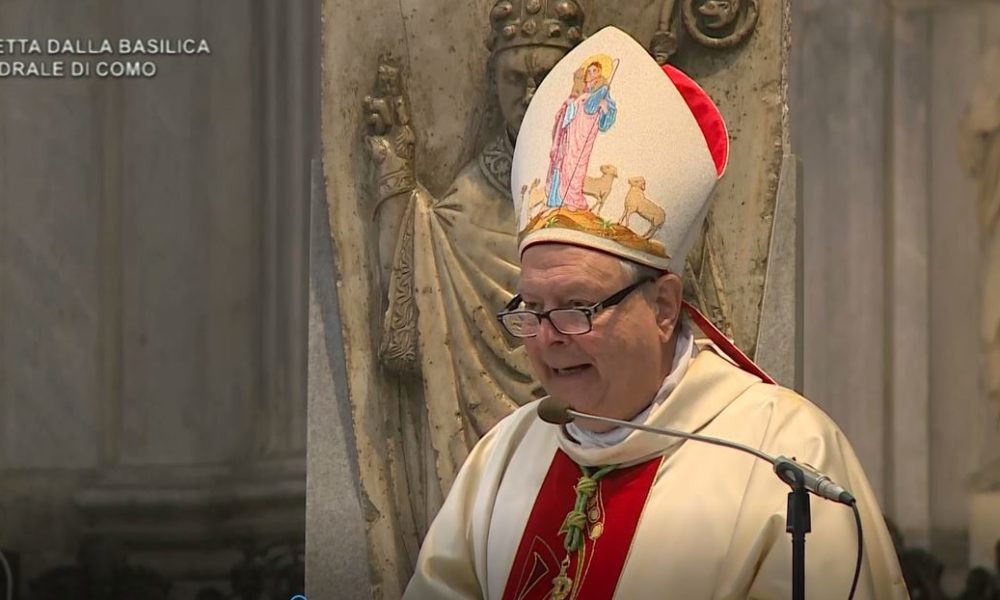 Como, la santa Messa Crismale in Duomo. Il vescovo: “La nostra unità è più forte dei pericoli”