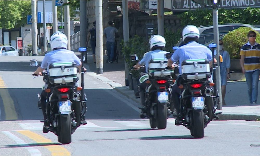Incidente in via Milano tra moto della polizia locale e furgone, agente in ospedale