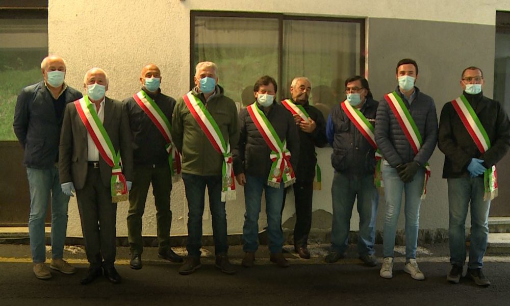 Valico della Valmara chiuso e disagi per i frontalieri: la protesta dei sindaci e la lettera al premier Conte