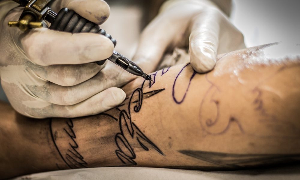 Studi tatuaggi e piercing possono riaprire