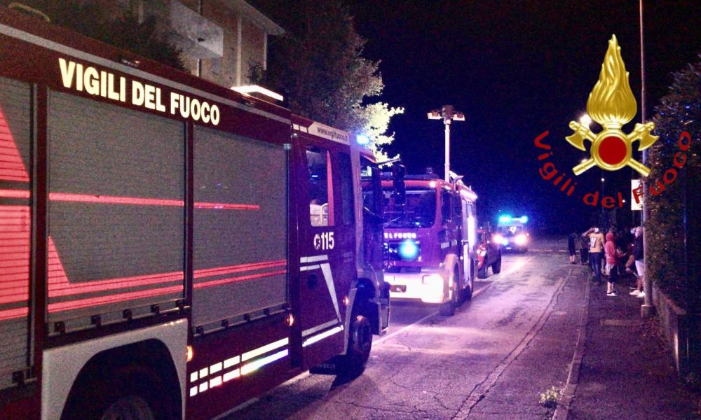 Arosio, incendio in uno scantinato. Intervento dei vigili del fuoco