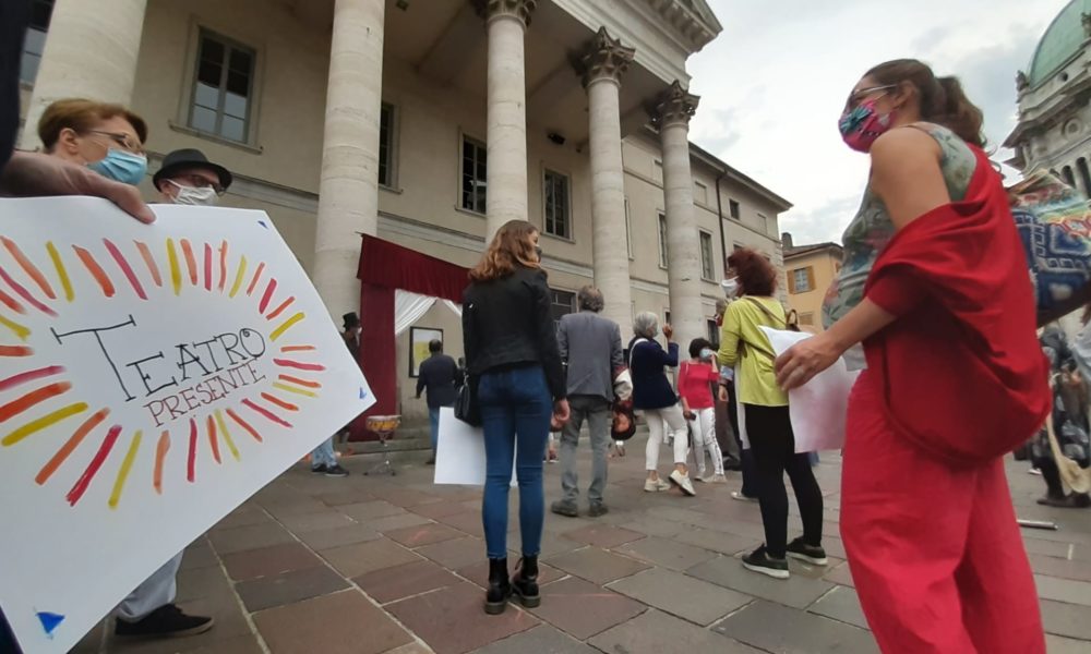 Como, in piazza Verdi la manifestazione dei rappresentanti del teatro e del mondo dello spettacolo
