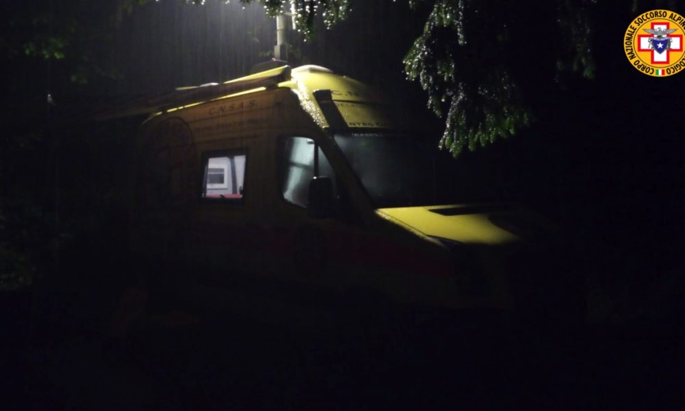 Speleologi bloccati, la donna è uscita dalla grotta, soccorritori al lavoro per portare fuori l’infortunato