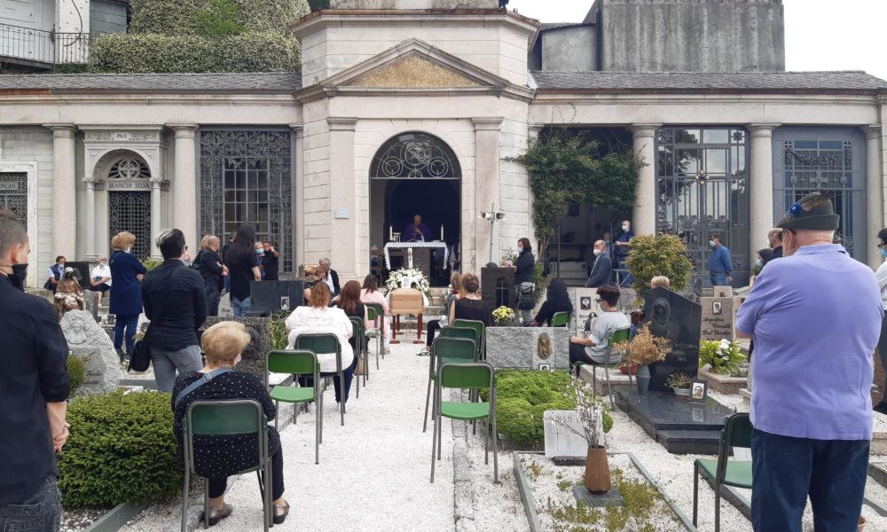 Moltrasio, l’addio a Tatiana, la liturgia nel cimitero del paese