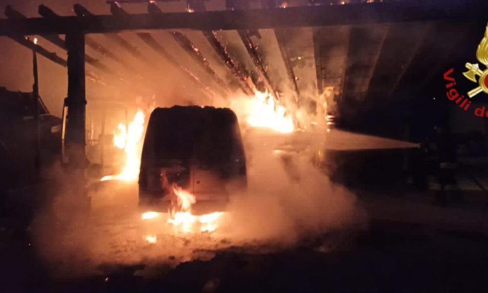 Cantù, furgone in fiamme, intervento dei vigili del fuoco