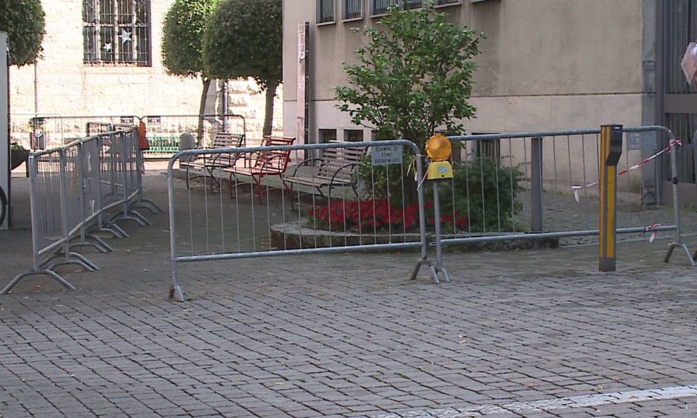 Como, via Vittorio Emanuele, intervento urgente sul tetto del Comune