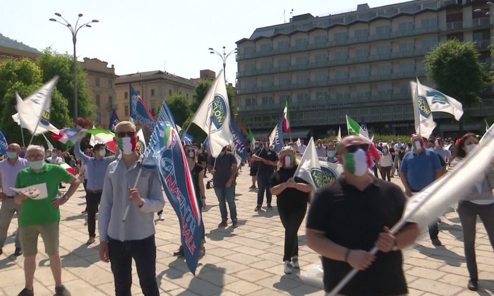 Piazza Cavour, protesta di Lega e Fratelli d’Italia contro il governo